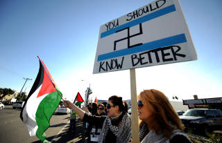 REAKSJONER: Aksjonister under en demonstrasjon i Anaheim i California sier klart fra hva de mener om den israelske offensiven. Foto: JEWEL SAMAD/AFP/SCANPIX