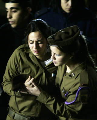 S�RGER OVER ISRAELSK TAP: Soldater s�rger over stabssersjant Dvir Emanueloff, hittil den eneste israelske soldaten som er drept siden bakkeoperasjonen begynte i g�r. Foto: LEFTERIS PITARAKIS/AP/SCANPIX