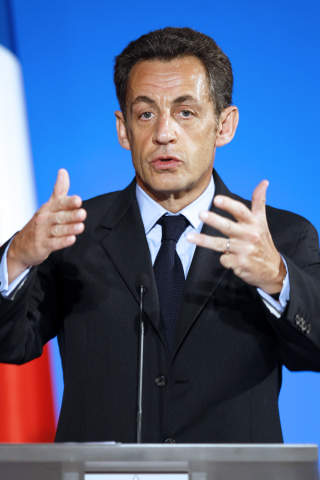 P� VEI: Frankrikes president Nicolas Sarkozy kommer ogs� til Kairo i l�pet av dagen, og vil trolig m�te Hamas' delegasjon. Mens han satt som formann i EU, markerte presidenten seg som fredsmekler under konflikten i Georgia i fjor, og flere tror han er den eneste som kan utrette noe med partene i den fastl�ste konflikten. Foto: CHARLES PLATIAU/AFP/SCANPIX