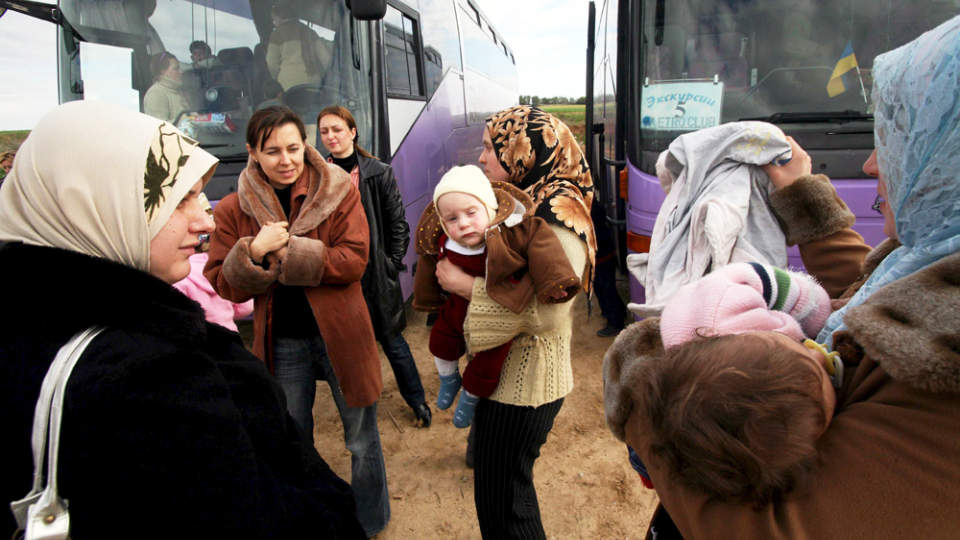 P� GRENSA: Palestinere med dobbelt statsborgerskap venter p� grenseovergangen ved Erez p� fredag. 14 nordmenn som skulle ut fra Gaza samme vei n� i morges, tar ikke sjansen p� � reise og g�r dermed glipp av muligheten. Foto: PAVEL WOLBERG/EPA/SCANPIX