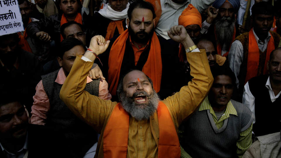 AKTIVISTER:  Indiske aktivister roper slagord mot Pakistan under en demonstrasjon i New Dehli.  Indiske myndigheter mener de har bevis som knytter Pakistan til terrorangrepene i Mumbai i november. Foto:  AP Photo/Manish Swarup