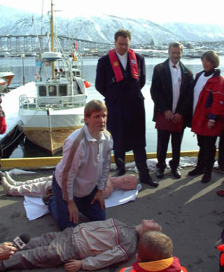 PROTESTAKSJON: I 1999 lanserte dav�rende n�ringsminister Lars Sponheim (V) handlingsplan mot ulykker med fritidsb�ter. Mads Gilbert (t.v) nektet � gi Sponheim oppl�ring i f�rstehjelp, i protest mot Norges deltakelse i Nato-bombingen i Jugoslavia. FOTO: Jan-Morten Bj�rnbakk/SCANPIX