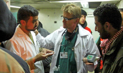 GAZAS TALER�R: Mads Gilbert har jobbet d�gnet rundt p� Shifa-sykehuset de siste dagene. Sammen med kollega Erik Fosse har han v�rt Gazas taler�r ut til norske og internasjonale medier.  FOTO: NORWAC/SCANPIX
