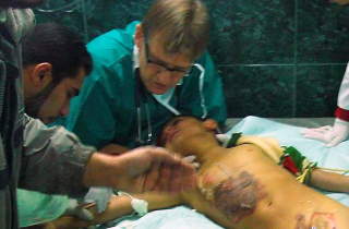 OPERERER: Lege Mads Gilbert under en av mange operasjoner p� Shifa-sykehuset i Gaza. Trolig er langt over hundre sivile palestinere drept. 4 israelere er s� langt drept av raketter skutt opp fra Gazastripen av Hamas' milit�re fl�y. 
Foto Norwac 2009 / SCANPIX