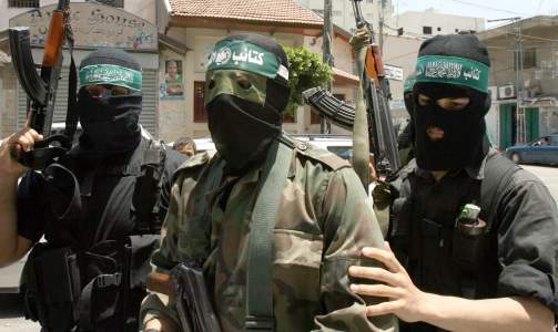 SIER DE HAR 95 AV STYRKENE INNTAKT:  Talsmann for Hamas' v�pnede styrker, Abu Obeida (i midten),  sier de bare har brukt fem prosent av sine styrker hittil. Foto: SCANPIX/AFP. AFP PHOTO/MAHMUD HAMS
