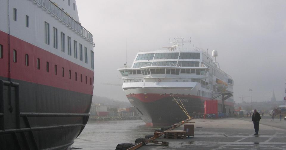 F�RRE PASSASJERER: Den globale finanskrisen bidrar til at Hurtigruten sliter med � fylle opp avgangene sine. Avbildet er den nordg�ende hurtigruten MS Midnatsol ved kai i Trondheim p� sin ferd mot Kirkenes. Arkivfoto: SCANPIX .
