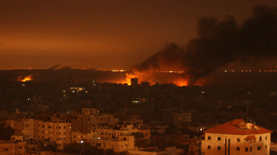RYKKER N�RMERE: R�yks�ylene viser at krigen n� har kommet inn i selve Gaza by. Israelske styrker er inne i byen for f�rste gang siden offensiven startet og jakter p� Hamas-militsen. Foto: Mahmud Hams/Scanpix/AFP