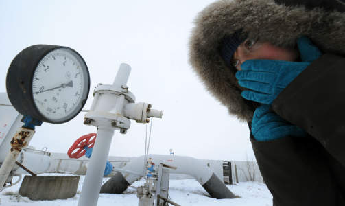 GASSKRIG En kvinne ser på en trykkmåler på en gassledningene som går gjennom den lille ukrainske byen Boyarka sist søndag. Foto: AFP PHOTO/ SERGEI SUPINSKY GASSKRIG En kvinne ser på en trykkmåler på en gassledningene som går gjennom den lille ukrainske byen Boyarka sist søndag. Foto: AFP PHOTO/ SERGEI SUPINSKY