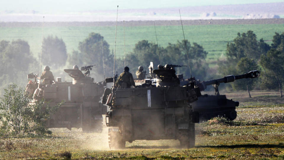 P� FRAMMARSJ: Israelske soldater fotografert like utenfor grensa mot Gaza i g�r. Siden s�ndag har bakkestyrker operert inne p� palestinsk territorium. Foto: NIKOLA SOLIC/REUTERS/SCANPIX