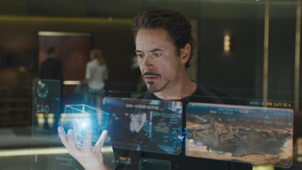 Tony Stark håller i en kub