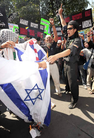 MOTSTAND OVER HELE VERDEN: Brevskriverne frykter Gaza-aksjonen vil �ke j�dehatet. Samtidig tiltar de antiisraelske demonstrasjonene i omfang. Her utenfor ambassaden i Bangkok tidligere i dag. Foto: PORNCHAI KITTIWONGSAKUL/AP/SCANPIX