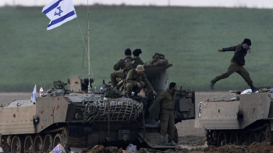 KLARE TIL KAMP: Men ikke alle de israelske soldatene st�tter krigen. Foto: AP/Anja Niedringhaus/Scanpix