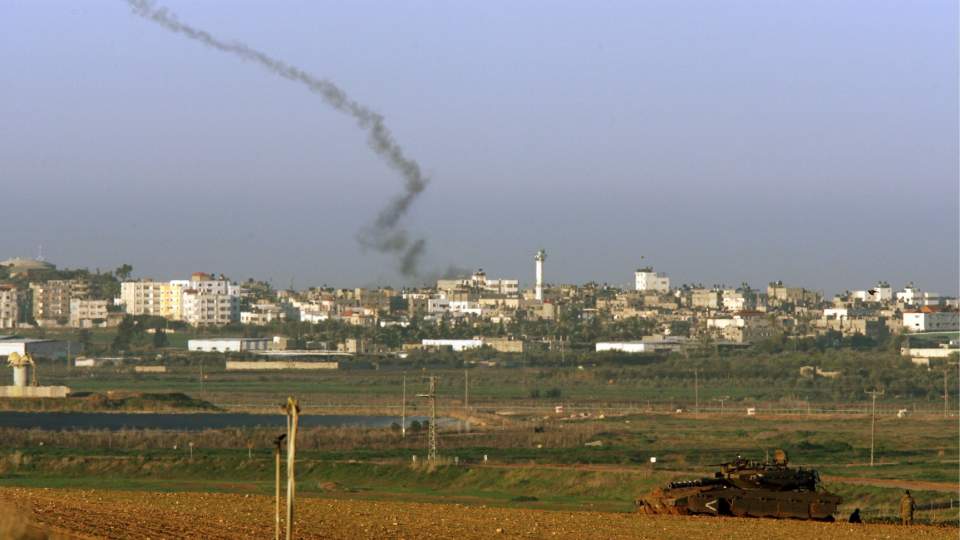 N�DDE LENGER ENN NOEN GANG:  En Hamas-rakett skytes her opp fra et sted p� Gazastripen, mens en israelsk stridsvogn st�r i forgrunnen. I dag n�dde en av Hamas-rakettene byen Gadera i Israel, som ligger  fire og en halv mil fra Gaza, og aldri f�r har Hamas-rakettene n�dd s� langt.  Foto: SCANPIX/EPA/JIM HOLLANDER