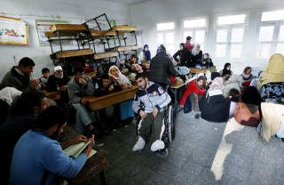ENESTE TILFLUKTSSTED: Mange beboere p� Gaza har flyktet til FN-drevne skoler som denne i Beit Lahia.  Foto: MAHMUD HAMS /AFP/SCANPIX