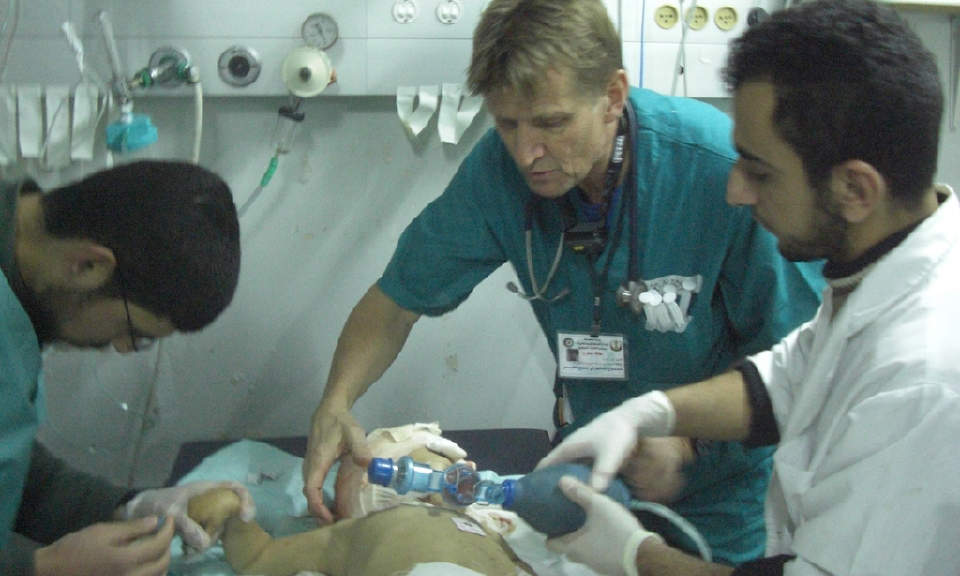 INNE I GAZA: Mads Gilbert og teamet jobber med et spedbarn med alvorlige bruddskader etter israelske angrep i g�r. Foto: NORWAC