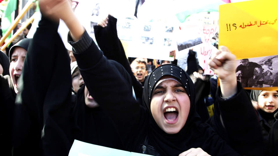 SIER HVA DE MENER: Disse demonstrantene gj�r det motsatte av Barack Obama: De roper ut hva de mener om den p�g�ende krigen. Foto: BILAL HUSSEIN/AP/SCANPIX