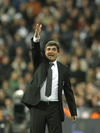 INTERESSERT: Real Madrid-manager Juande Ramos skal v�re en av dem som gjerne tar imot Carlos Tevez dersom ikke Manchester United vil beholde ham. Foto: SCANPIX/AFP/PHILIPPE DESMAZES