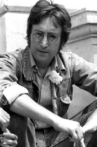 JOHN LENNON - Vi m� alltid huske � takke CIA og h�ren for LSD. Alt er det motsatte av hva det er, er det ikke? De spredte LSD for � kontrollere folk, og det det gjorde var � gi oss frihet, sa Beatles-medlemmet. Foto: SCANPIX