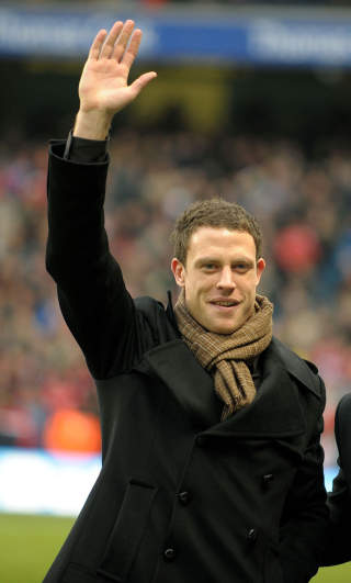 F�RSTEMANN INN: Manchester City-manager Mark Hughes startet nytt�rshandlingen med � hente Wayne Bridge fra Chelsea. Foto: SCANPIX/AFP/ANDREW YATES