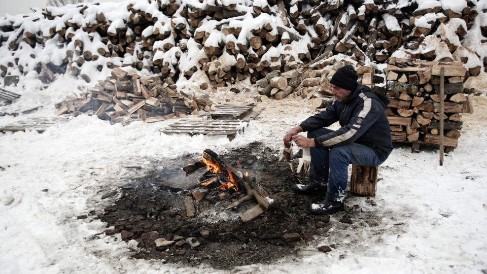 TRENGER VARME: Innbyggerne i Bulgaria frykter vinterkulda etter at Russland har stanset leveransen av gass til store deler av det s�r�stlige Europa. Foto: BORYANA KATSAROVA/Scanpix
