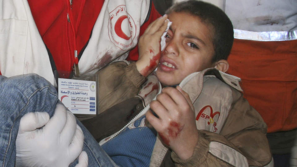 SIVILE SKADET: En palestinsk gutt blir b�ret inn til Shifa-sykehuset i Gaza by i dag. Foto: Ashraf Amra/Scanpix/AP