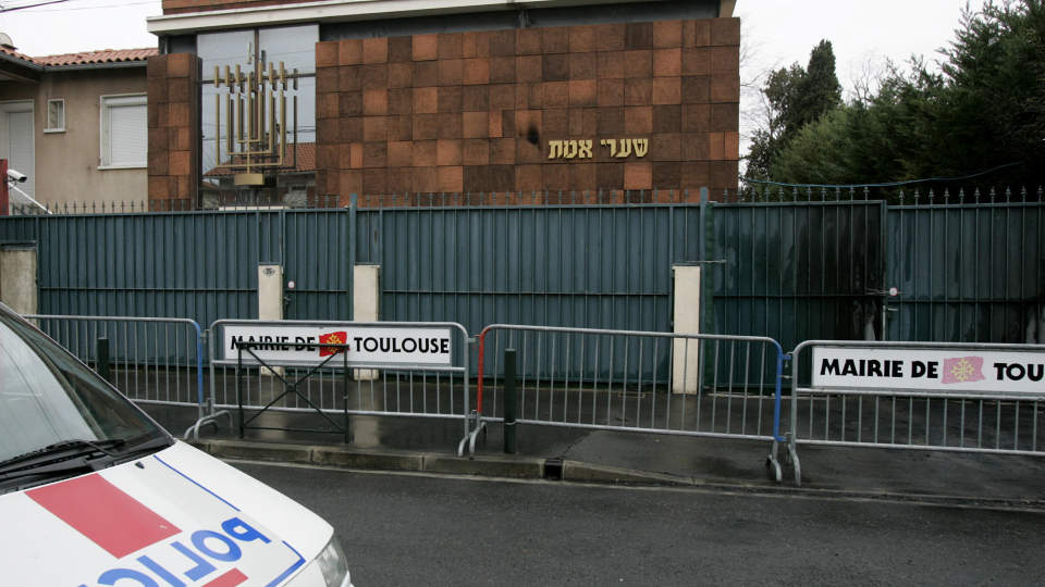 ANGREPET: To biler fulle med bensin ble brukt i angrepet mot denne synagogen i Toulouse. Inngangsporten er svidd, men verken bygg eller folk ble skadet. REUTERS/Jean-Philippe Arles