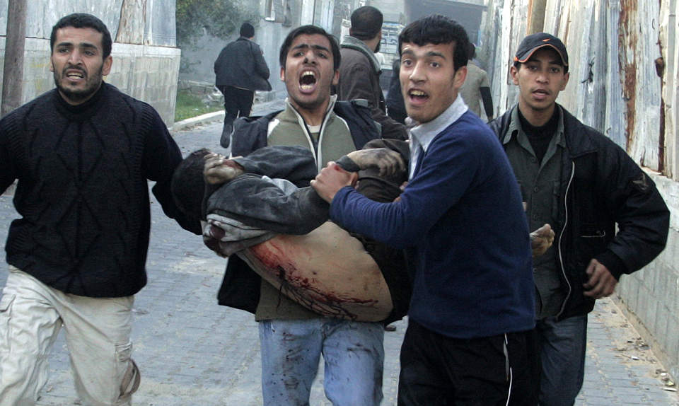TRAFF FN-SKOLE: En s�ret palestiner b�res til sykehus i Jabaliya, nord p� Gazastripen. Helsearbeidere hevder at Israel angriper ambulanser med vilje, hvilket blir avvist fra israelsk hold. Foto: REUTERS/Ismail Zaydah/SCANPIX