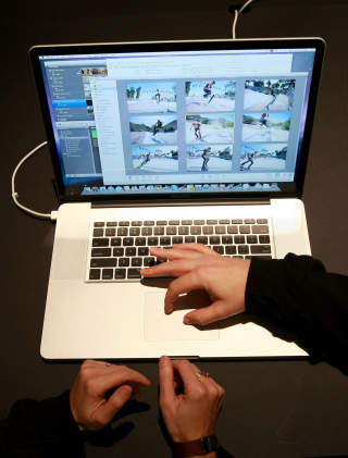 FANBOOK: Apple-fans tester den nye MacBook Pro 17 under MacWorld Conference. Foto: SCANPIX/JUSTIN SULLIVAN/GETTY IMAGES/AFP