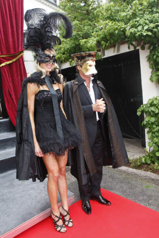 FARGERIKT PAR: Bildet er fra mai i fjor, da
Petter Stordalen og Gunhild Melhus inviterte til fest p� Bygd�y. 
Foto: Terje Bendiksby / SCANPIX