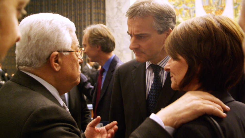 I FNs SIKKERHETSR�D I DAG: Utenriksminister Jonas Gahr St�re og Mona Juul i samtale med palestinernes president Mahmod Abbas i sikkerhetsr�dssalen i FN i New York tirsdag kveld. n� krever den norske utenriksministeren umiddelbar v�penhvile p� Gaza. Foto: Siri Gj�rtz / UD / SCANPIX
