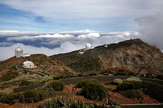 UTSIKT TIL ROMMET: P� Roque de los Muchachos ligger observatoriene p� rekke og rad. Foto: JACQUES HVISTENDAHL