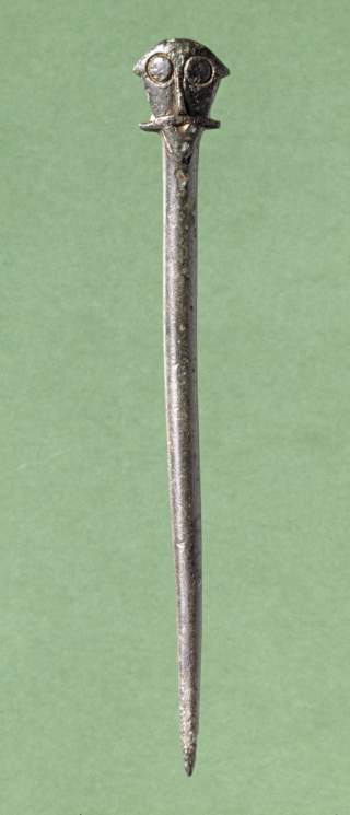 VIKINGSMYKKE: Dette er et hengesmykke fra Tiss� fra mellom �r 900 og 1000. Det er dekorert i borrestil. Foto: Nationalmuseet