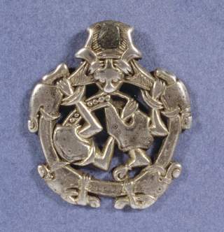 BROSJE: Denne draktn�len er av bronse og stammer fra rundt �r 900 - 1000. Foto: Nationalmuseet