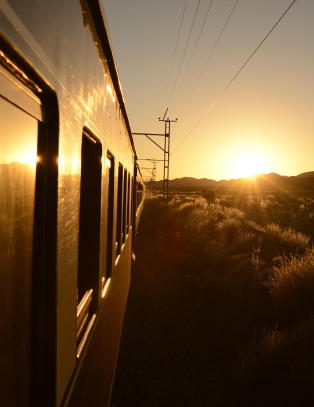 Tar to timer å fly, men likevel velger mange Rovos Rail som er en togtur på to dager