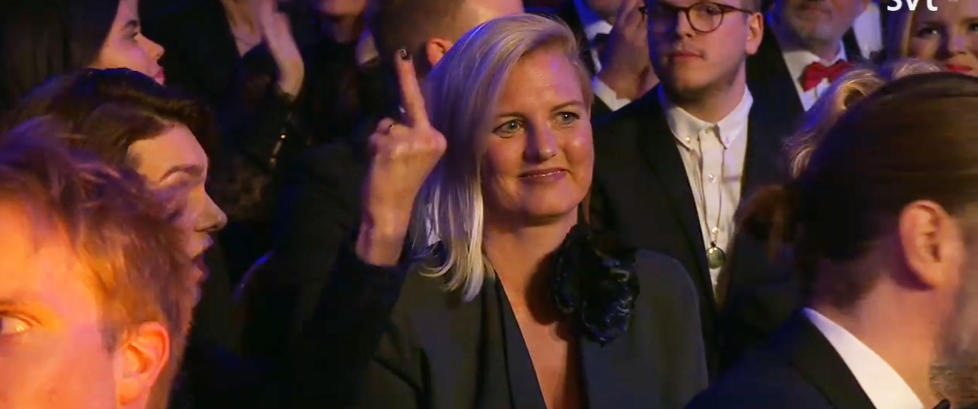 Gesten som sjokkerer Sverige - viste finger'n til prisvinneren