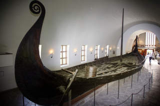 OSEBERGSKIPET: To kvinner ble funnet begravet i skipet, og en teori er at det er en dronning og hennes tjenerinne. Kan tr�llkvinnen ha blitt ofret? Foto: Heiko Junge / SCANPIX