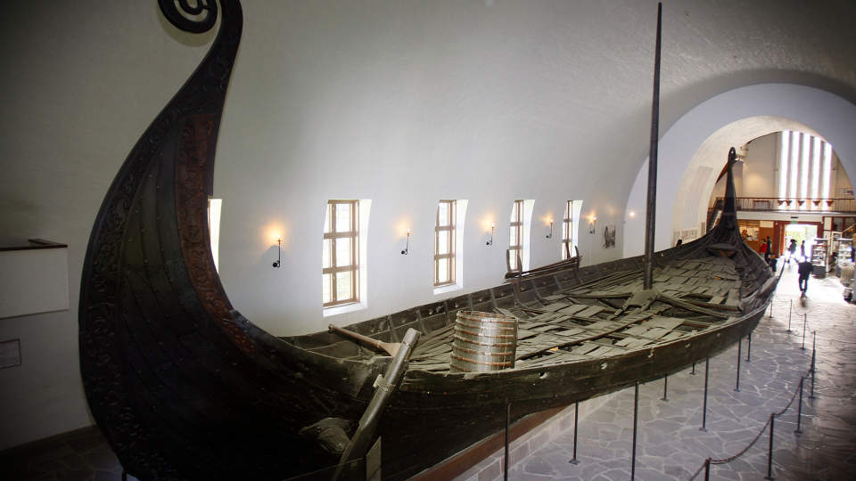 FLYTTES IKKE:< Osebergskipet regnes som et av de viktigste funnene fra vikingtiden og er utstilt Vikingskipshuset p� Bygd�y i Oslo. Der blir det trolig v�rende. FOTO: SCANPIX
