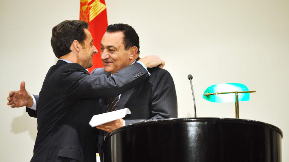 KOM MED FORSLAGET: Den egyptiske presidenten Hosni Mubarak og frankrikes president Nicolas Sarkozy holdt en pressekonferanse sammen i g�r.
Foto: ERIC FEFERBERG/AFP/Scanpix