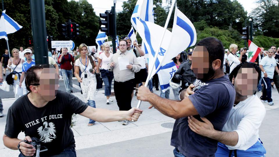 STERKE F�LELSER: Slik s� det ut da �Med israel for fred� holdt en demonstrasjon i Oslo i forbindelse med Libanon-krigen i 2006. Da m�tte politiet holde israelvenner og oppr�rte norsklibanesere adskilt.  Denne gangen tror politiet at blant andre norskpalestinere og enkelte i Blitz-milj�et kan dukke opp. Arkivfoto: KNUT FALCH / SCANPIX