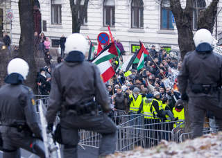 H�YT SIKKERHETSNIV�: Politiet har de siste to dagene m�ttet sette av enorme ressurser til � vokte Israels ambassade, synagogen i Oslo og de ulike demonstrasjonene.