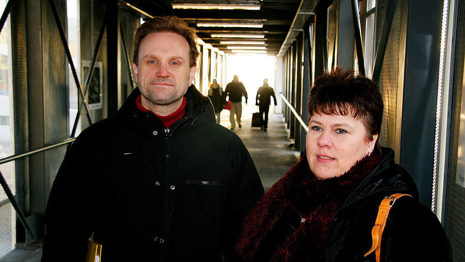 KJEMPET I 12 �R: Sonja Karina Windstad er sliten av � kjempe mot byr�kratiet. - Kunne jeg jobbet ville jeg langt heller gj�re det, enn � slite meg ut p� � f� uf�retrygd, sier Windstad. Advokat Vidar Sinding (t.v.) er forferdet over behandlingen klienten har f�tt. Foto: Eiliv Frich Flydal/Dagbladet.no