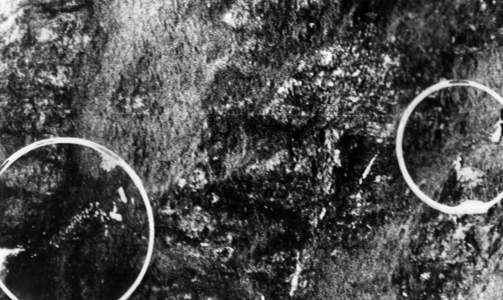 GRYT�YA I TROMS: 
Arkivbilde av vrakrester fra et Twin Otter-fly som styrtet p� Gryt�ya i Troms 11. juli 1972. 17 mennesker omkom, blant dem flere barn. 
I den �verste sirkelen sees vrakrester der flyet traff fjellveggen, og nederst p� bildet sees vrakrester som ligger i en kl�ft 200 meter nede i fjellveggen. 
N� har det kommet frem at flyet ble f�rt av en alkoholp�virket kaptein.
Arkivfoto: SCANPIX

kun s/h