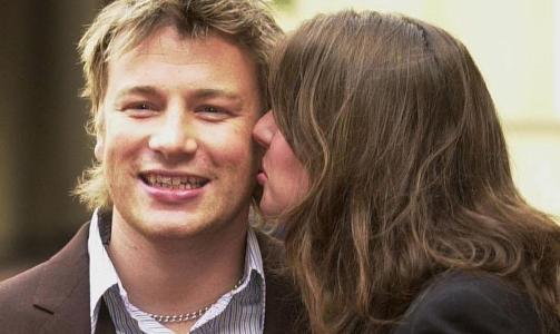 TAR IKKE DEMONSTRASJONEN TUNGT: Jamie Oliver svarer via sin talsmann. Her er TV-kokken sammen med kona Julia. Foto: SCANPIX