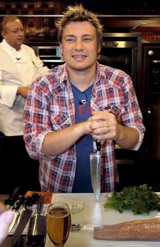 �THE NAKED CHEF�: Jamie Oliver har blitt kjent for sine kampanjer mot usunn mat i den britiske skolen. Foto: ULRICH PERREY/EPA/SCANPIX