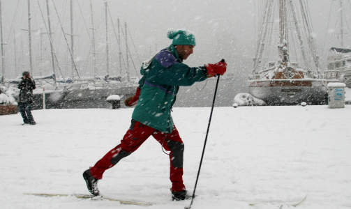 SKITUR LANGS MIDDELHAVET: Denne mannen gikk p� ski langs den gamle havna i Marseille i dag. Foto: AP Photo/Claude Paris