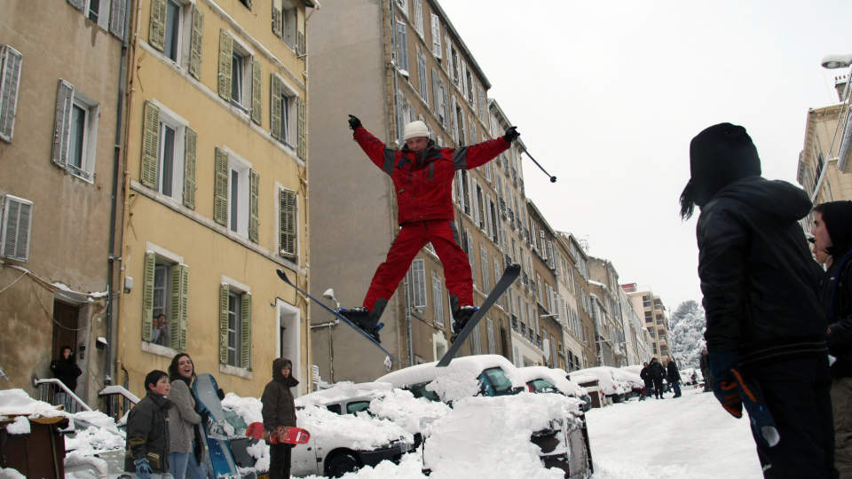 V-STIL: Dette er ikke et vanlig syn i gatene i Marseille i S�r-Frankrike. Middelhavsbyen har f�tt 20 centimeter nysn�. Foto: AP Photo/Claude Paris