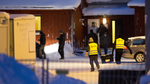 DRAMATISK: Politiet pågrep i går alle 82 asylsøkerne ved Finnmark ankomstsenter med gyldig utvisningsvedtak. Barn ble også pågrepet, noe som vekket harme hos flere. Politiets utlendingsenhet besluttet i går ettermiddag å løslate barnefamiliene mot meldeplikt. Situasjonen har vært kaotisk og dramatisk ved senteret utenfor Kirkenes de siste dagene.
Foto: Torstein Bøe / NTB scanpix DRAMATISK: Politiet pågrep i går alle 82 asylsøkerne ved Finnmark ankomstsenter med gyldig utvisningsvedtak. Barn ble også pågrepet, noe som vekket harme hos flere. Politiets utlendingsenhet besluttet i går ettermiddag å løslate barnefamiliene mot meldeplikt. Situasjonen har vært kaotisk og dramatisk ved senteret utenfor Kirkenes de siste dagene.
Foto: Torstein Bøe / NTB scanpix