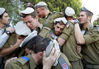 S�RGER: Ogs� israelske soldater s�rger over sine falne kamerater. Her under begravelsen til sersjant Alex Mashavisky ved gravlunden i Beersheba. Han ble drept i g�r.  Foto: REUTERS/Eric Gaillard/SCANPIX