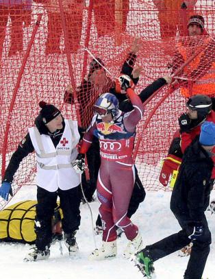 Svindal med stygt fall i Kitzbühel. Slo kollbøtte i lufta og havnet i sikkerhetsnettet