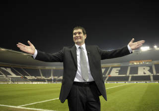 I SIN FARS FOTSPOR: Nigel Clough har akkurat tatt over Derby, klubben hans herostratisk ber�mte far Brian ogs� trente. Nigel kunne ikke bedt om en bedre start p� Derby-karrieren enn � sl� Manchester united.Foto:  REUTERS/Darren Staples